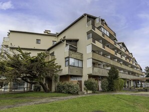 Cloud, Sky, Plant, Building, Window, Tree, Land Lot, Urban Design, Grass, Condominium