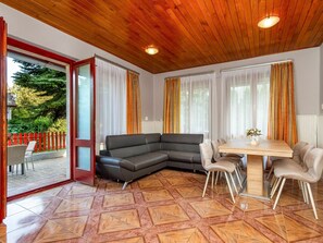 Möbel, Eigentum, Couch, Gebäude, Komfort, Holz, Pflanze, Interior Design, Beleuchtung, Schatten