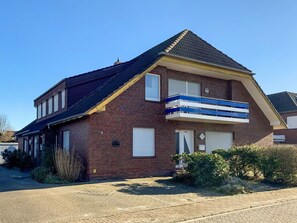 Sky, Plant, Building, Window, House, Wood, Cottage, Land Lot, Neighbourhood, Siding