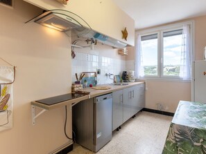 Cabinetry, Countertop, Sink, Kitchen Sink, Property, Tap, Building, Kitchen, Window, Drawer
