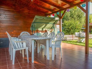 Tabelle, Möbel, Pflanze, Stuhl, Tisch Im Freien, Holz, Gartenmöbel, Schatten, Interior Design, Baum