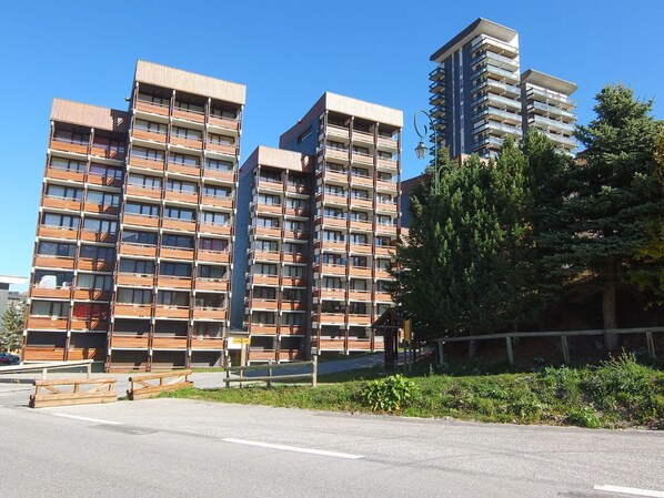 Bâtiment, Ciel, Plante, Propriété, Arbre, Fenêtre, Bloc Tour, Design Urbain, Skyscraper, Condominium