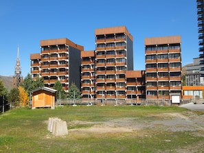 Himmel, Gebäude, Pflanze, Grundstueck, Baum, Fenster, Tower Block, Urban Design, Gras, Eigentumswohnung