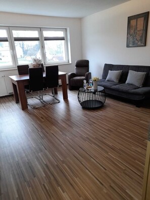 Ferienwohnung Typ 3 (BestBoarding24 Holzgasse 10)-Wohnbereich/Essbereich