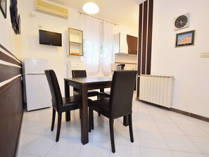 Zimmer, Eigentum, Möbel, Esszimmer, Interior Design, Fussboden, Gebäude, Haus, Tabelle, Grundeigentum
