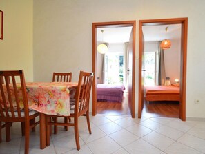 Zimmer, Eigentum, Möbel, Fussboden, Interior Design, Haus, Gebäude, Grundeigentum, Tabelle, Stuhl