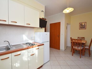 Eigentum, Zimmer, Küche, Möbel, Gebäude, Grundeigentum, Haus, Cabinetry, Countertop, Fussboden