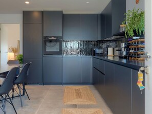 Cabinetry, Propriété, Comptoir, Meubles, Plante, Design Intérieur, Électroménager, Cuisine, Plante D'Appartement, Sol