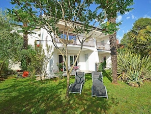 Propriété, Immobilier, Maison, Domicile, Bâtiment, Zone Résidentielle, Arrière-Cour, Cour, Arbre, Biens