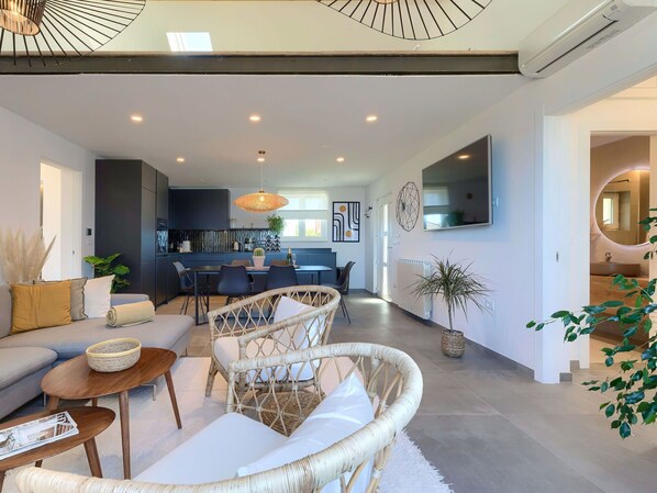 Plante, Propriété, Meubles, Plante D'Appartement, Table, Canapé, Design Intérieur, Éclairage, Architecture, Bâtiment