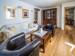 Zimmer, Eigentum, Möbel, Interior Design, Wohnzimmer, Gebäude, Grundeigentum, Fussboden, Holzboden, Haus