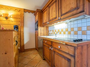 Cabinetry, Eigentum, Küche, Holz, Interior Design, Holzbeize, Haus, Fussboden, Flooring, Schublade