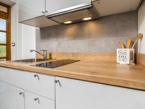 Cabinetry, Countertop, Gebäude, Holz, Küche, Zapfhahn, Interior Design, Flooring, Spüle, Fussboden