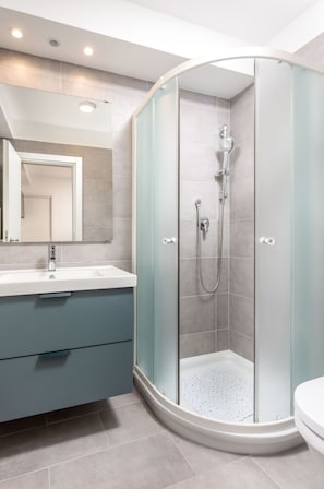 Spiegel, Zapfhahn, Badezimmerschrank, Eigentum, Armatur, Sinken, Weiss, Cabinetry, Badezimmer, Duschkopf