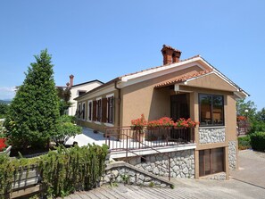 Himmel, Pflanze, Gebäude, Fenster, Haus, Grundstueck, Tür, Schatten, Baum, Hütte