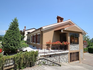 Himmel, Pflanze, Gebäude, Fenster, Haus, Grundstueck, Tür, Schatten, Baum, Hütte