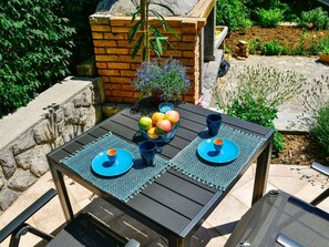 Hinterhof, Eigentum, Garten, Terrasse, Tisch Im Freien, Tabelle, Garten, Möbel, Deck, Landscaping