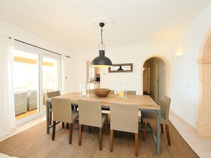 Table, Meubles, Propriété, Chaise, Bois, Design Intérieur, Sol, Sol, Table Cuisine Et Salle A Manger, Tache De Bois