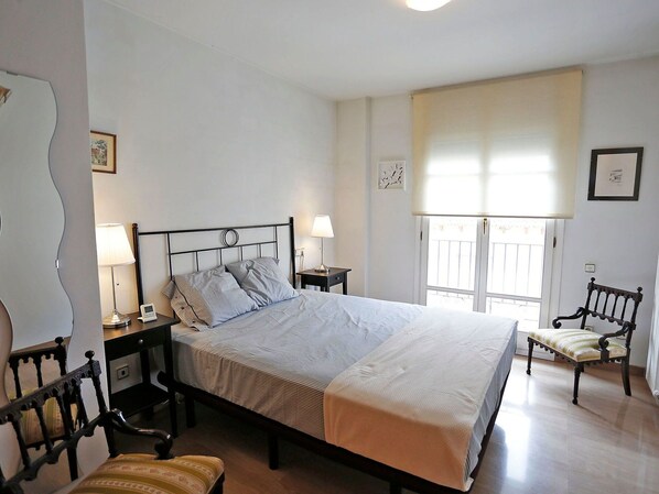 Meubles, Propriété, Bâtiment, Confort, Bleu Azur, Bois, Cadre De Lit, Porte, Éclairage