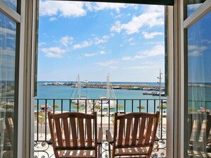 Ciel, Nuage, Bâtiment, L'Eau, Propriété, Bleu, Porche, Bleu Azur, Chaise, Bois