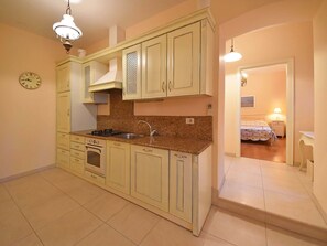 Cabinetry, Comptoir, Meubles, Propriété, Évier, Robinet, Luminaire Plomberie, Bois, Cuisine, Bâtiment