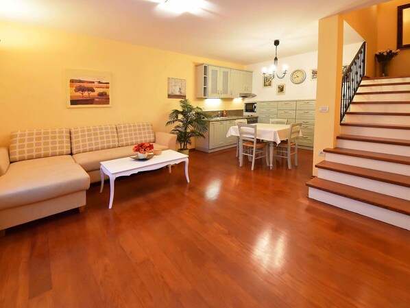 Möbel, Tabelle, Eigentum, Gebäude, Couch, Holz, Zimmerpflanze, Interior Design, Bilderrahmen, Pflanze