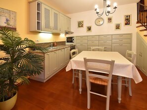 Cabinetry, Möbel, Eigentum, Countertop, Tabelle, Bilderrahmen, Pflanze, Stuhl, Schublade, Zimmerpflanze