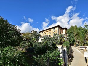 Wolke, Himmel, Gebäude, Pflanze, Fenster, Vegetation, Haus, Baum, Natürliche Landschaft, Nachbarschaft