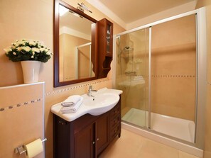 Spiegel, Armatur, Zapfhahn, Eigentum, Sinken, Bad Sink, Pflanze, Badezimmerschrank, Badezimmer, Cabinetry