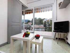 Eigentum, Möbel, Tabelle, Pflanze, Gebäude, Blume, Interior Design, Tür, Wohnzimmer, Zimmerpflanze
