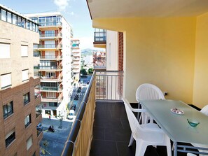 Möbel, Daytime, Gebäude, Eigentum, Fenster, Tabelle, Stuhl, Himmel, Interior Design, Urban Design