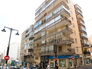 Gebäude, Himmel, Strassenlicht, Infrastruktur, Rad, Fenster, Urban Design, Eigentumswohnung, Öffentlicher Raum