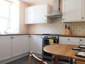 Cabinetry, Eigentum, Countertop, Küchengerät, Küche, Herd, Holz, Tabelle, Interior Design, Flooring