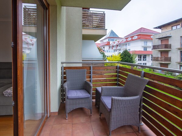 Meubles, Balcon, Appartement, Tache De Bois, Mobilier De Jardin, Dur, Chaise, Porche, Ombre, Eco Hôtel