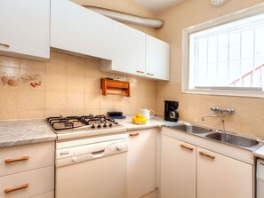 Cabinetry, Countertop, Spüle, Gebäude, Fenster, Sinken, Küche, Herd, Gasherd, Küchengerät