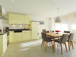 Cabinetry, Meubles, Comptoir, Table, Chaise, Bois, Cuisinière, Appareil De Cuisine, Éclairage, Cuisine