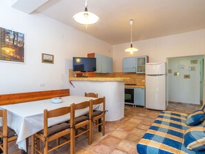 Möbel, Cabinetry, Tabelle, Countertop, Stuhl, Küchengerät, Holz, Interior Design, Bilderrahmen, Küche
