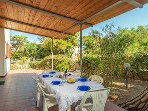Tabelle, Pflanze, Möbel, Geschirr, Stuhl, Schatten, Interior Design, Gartenmöbel, Tisch Im Freien, Baum