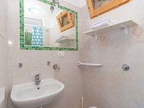 Miroir, Robinet, Lavabo, Évier, Luminaire Plomberie, Propriété, Salle De Bains, Design Intérieur, Architecture, Sol