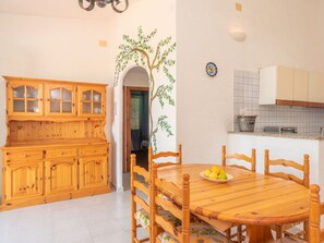 Cabinetry, Meubles, Propriété, Bâtiment, Table, Bois, Design Intérieur, Chaise, Cuisine, Tache De Bois
