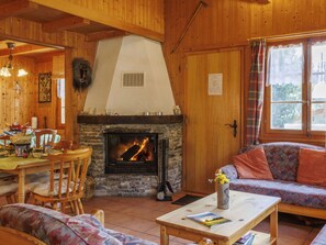 Wood, Furniture, Interior Design, Ceiling, Room, Flooring, Floor, Living Room, Hardwood, Cottage