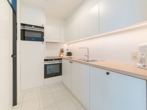 Cabinetry, Countertop, Eigentum, Herd, Gebäude, Küchengerät, Spüle, Küche, Sinken, Holz