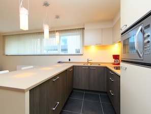 Comptoir, Cabinetry, Propriété, Meubles, Évier, Bâtiment, Cuisine, Fenêtre, Tiroir, Bois