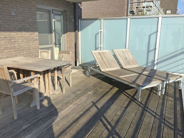 Meubles, Table, Extérieur Banc, Bâtiment, Ombre, Bois, Mobilier De Jardin, Surface De La Route, Tableau De Plein Air, Sol