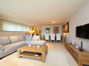 Meubles, Propriété, Bâtiment, Table, Confort, Bois, Salon, Design Intérieur, Canapé, Maison