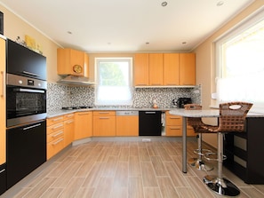 Countertop, Cabinetry, Möbel, Eigentum, Fenster, Küche, Herd, Holz, Sinken, Flooring