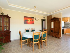 Tabelle, Möbel, Bilderrahmen, Gebäude, Stuhl, Holz, Cabinetry, Beleuchtung, Interior Design, Wohnzimmer