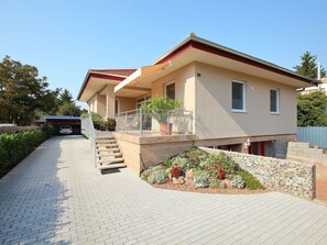 Himmel, Pflanze, Gebäude, Fenster, Haus, Baum, Grundstueck, Strassenbelag, Wohngebiet, Hütte