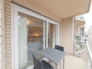 Tabelle, Fenster, Stuhl, Holz, Interior Design, Schatten, Flooring, Wohnzimmer, Eigentumswohnung