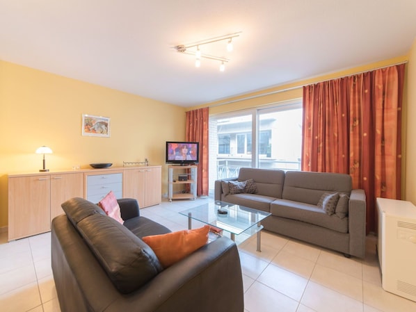 Furniture, Couch, Property, Picture Frame, Table, Comfort, Wood, Lighting, Studio Couch, Lamp
